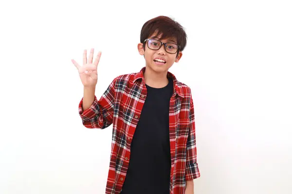 Щасливий Азіатський Хлопчик Стоїть Показуючи Чотири Пальці Чотири Жести Ізольовані — стокове фото