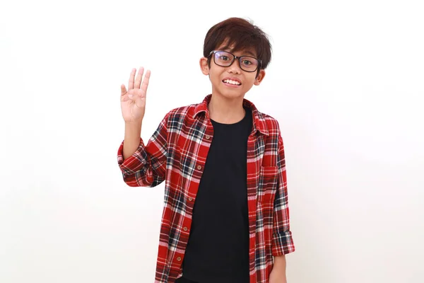 Szczęśliwy Azjata Chłopiec Stoi Pokazując Dwa Palce Dwa Gesty Odizolowane — Zdjęcie stockowe