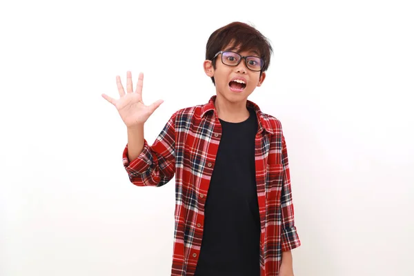 Szczęśliwy Azjata Chłopiec Stoi Pokazując Pięć Palców Pięć Gestów Odizolowane — Zdjęcie stockowe