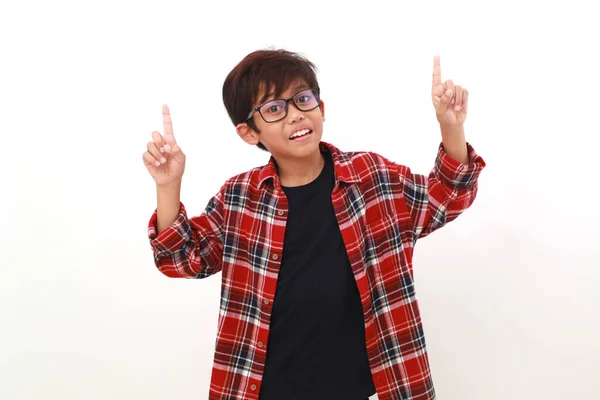 Happy Asian Boy Berdiri Sambil Menunjuk Atas Dan Melihat Kamera — Stok Foto
