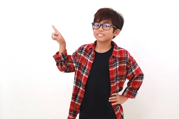 Förtjusande Asiatisk Pojke Som Står Och Pekar Sidled Tomrummet Isolerad — Stockfoto