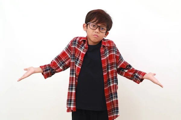 Băiatul Asiatic Stând Gest Confuz Izolat Alb — Fotografie, imagine de stoc