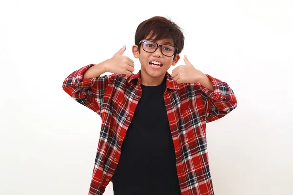 Zufriedener Asiatischer Junge Stehen Und Daumen Hoch Isoliert Auf Weiß — Stockfoto
