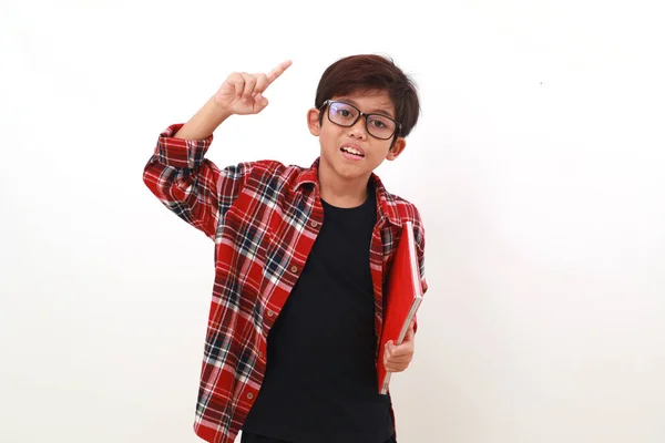 Glad Smart Asiatisk Pojke Som Håller Bok Medan Han Lyfter — Stockfoto