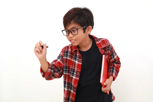 Очаровательный Азиатский Мальчик Держащий Книгу Время Написания Изолированные Белом — стоковое фото
