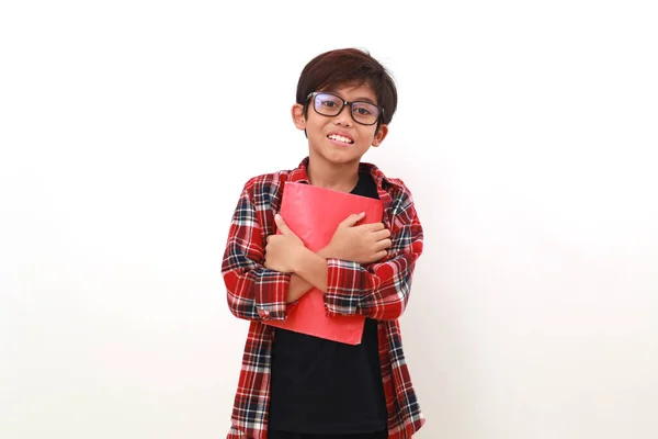 Happy Smart Asian Boy Berdiri Sambil Memegang Buku Terisolasi Atas — Stok Foto