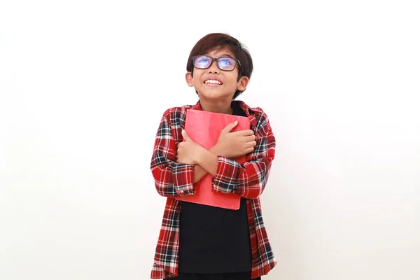 Szczęśliwy Wyraz Twarzy Azjatyckiego Chłopca Trzymającego Książkę Patrząc Górę Odizolowane — Zdjęcie stockowe