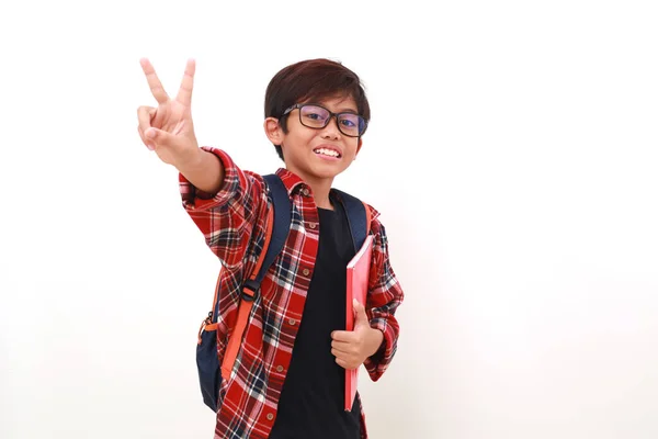 Glücklicher Schlauer Asiatischer Junge Der Ein Buch Hält Und Dabei — Stockfoto