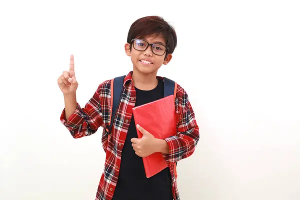Glücklicher Schlauer Asiatischer Junge Der Ein Buch Hält Und Gleichzeitig — Stockfoto