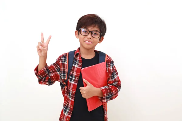 Szczęśliwy Mądry Azjata Chłopiec Trzyma Książkę Pokazując Jednocześnie Dwa Palce — Zdjęcie stockowe