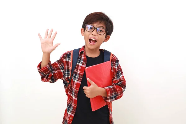 Feliz Chico Asiático Inteligente Sosteniendo Libro Mientras Muestra Cinco Dedos — Foto de Stock