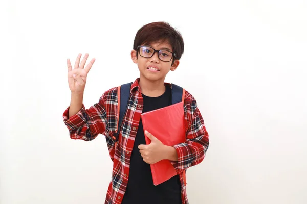 Szczęśliwy Mądry Azjata Chłopiec Trzyma Książkę Pokazując Cztery Palce Odizolowane — Zdjęcie stockowe