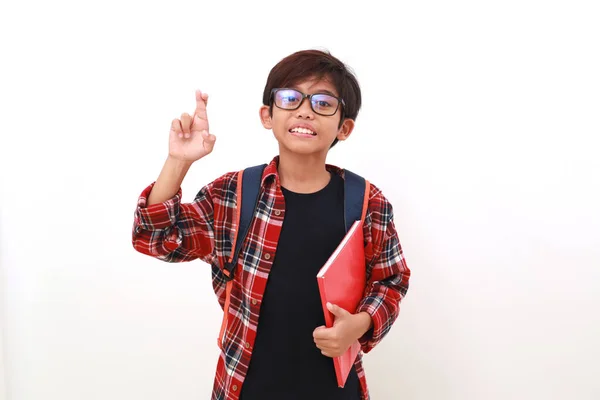 Retrato Asiático Estudiante Sosteniendo Libro Mientras Cruza Los Dedos Aislado — Foto de Stock