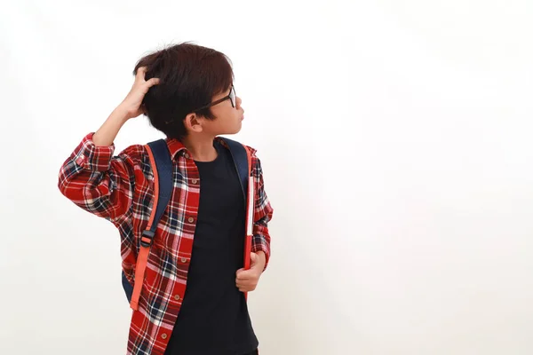 Zdezorientowany Student Azjatycki Stojący Trzymając Głowę Patrząc Bok Odizolowane Biało — Zdjęcie stockowe