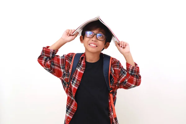 Feliz Asiático Estudiante Pie Mientras Poner Libro Cabeza Mirando Arriba — Foto de Stock