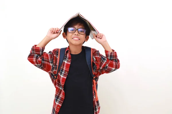 Glad Asiatisk Student Stående Medan Sätter Bok Huvudet Och Tittar — Stockfoto