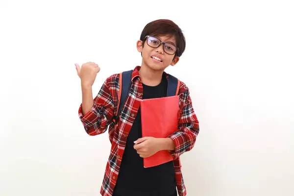 Glad Asiatisk Student Som Håller Bok Medan Han Presenterar Sidled — Stockfoto