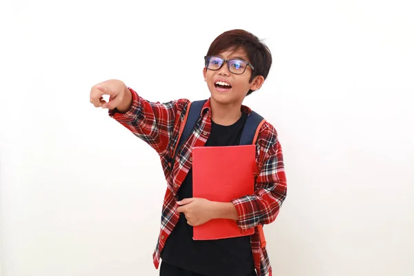 Glad Asiatisk Student Som Håller Bok Medan Han Presenterar Sidled — Stockfoto