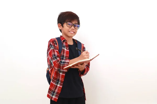 Retrato Estudiante Asiático Pie Mientras Escribe Algo Libro Aislado Sobre — Foto de Stock