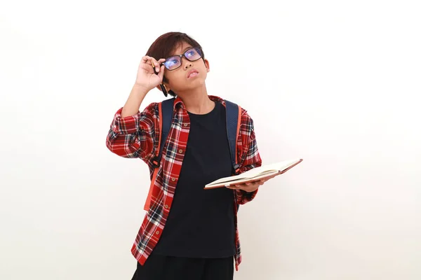 Düşünceli Asyalı Öğrenci Bir Şeyler Düşünürken Elinde Kitap Tutuyor Beyazda — Stok fotoğraf