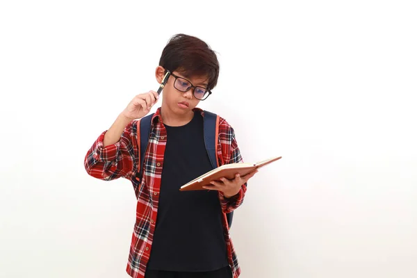 Tankeväckande Asiatisk Student Som Håller Bok Medan Han Tänker Något — Stockfoto