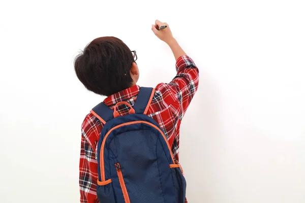 Widok Tyłu Azjatyckiego Studenta Stojącego Podczas Pisania Czegoś Odizolowane Biało — Zdjęcie stockowe