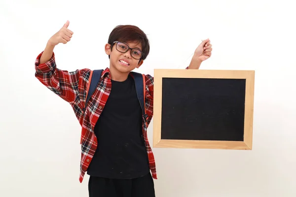 Asyalı Mutlu Öğrenci Parmaklarını Gösterirken Elinde Boş Bir Tahta Tutuyor — Stok fotoğraf