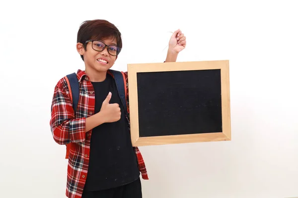 Asyalı Mutlu Öğrenci Parmaklarını Gösterirken Elinde Boş Bir Tahta Tutuyor — Stok fotoğraf
