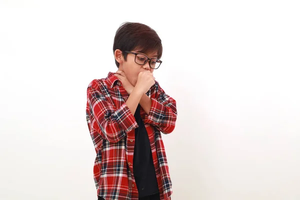 Portrét Asijského Chlapce Stojícího Kašlajícího Izolováno Bílém — Stock fotografie