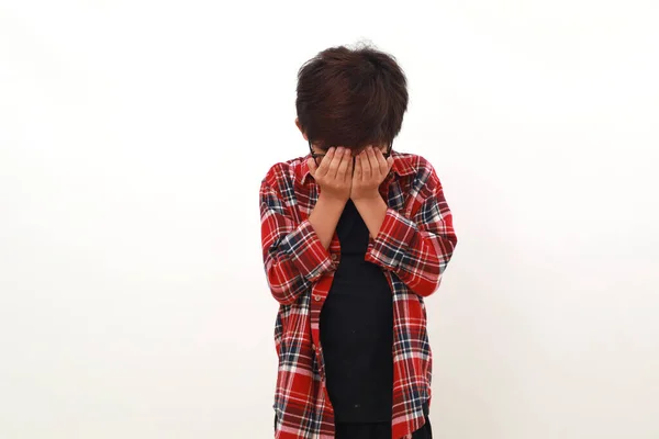 Anak Asia Yang Stres Berdiri Sambil Menutupi Wajahnya Terisolasi Atas — Stok Foto
