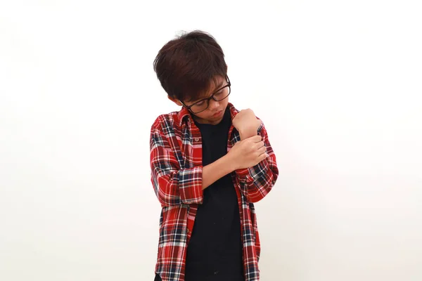 Asiatiska Pojken Håller Armen Ömma Handkonceptet Isolerad Vitt — Stockfoto