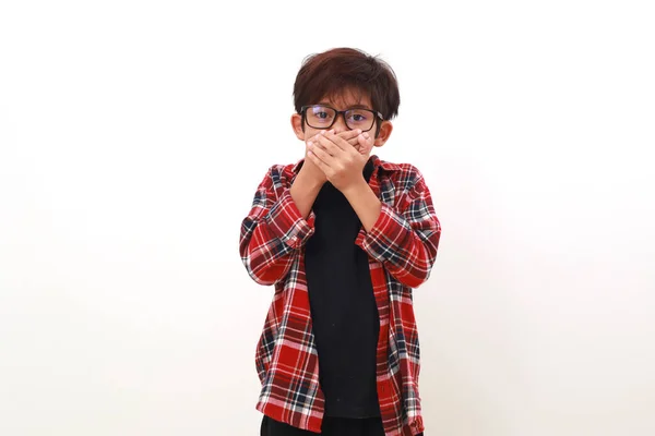 Portret Azjatyckiego Chłopca Stojącego Zakrywając Usta Odizolowane Biało — Zdjęcie stockowe