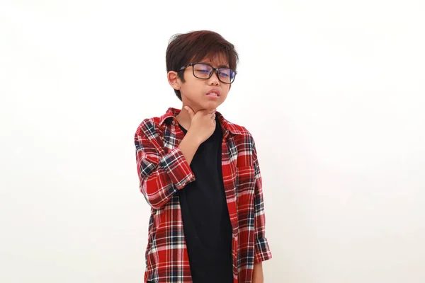Portret Azjatyckiego Chłopca Cierpiącego Ból Gardła Odizolowane Biało — Zdjęcie stockowe