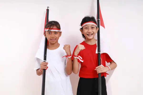 8月17日のインドネシア独立記念日を祝う2人の若い女の子 屋内だ 白に隔離された — ストック写真