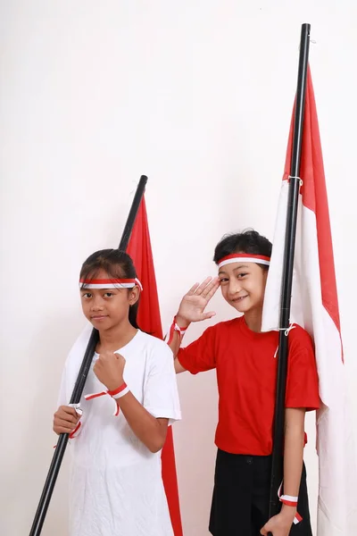 Twee Jonge Meisjes Vieren Onafhankelijkheidsdag Van Indonesië Augustus Binnenshuis Geïsoleerd — Stockfoto