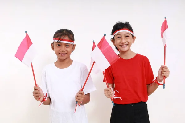 8月17日のインドネシア独立記念日を祝う2人の若い女の子 屋内だ 白に隔離された — ストック写真