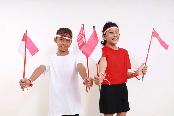 两名少女于8月17日庆祝印度尼西亚独立日 与白种人隔离 — 图库照片
