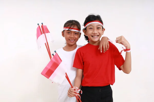 Två Unga Flickor Firar Indonesiens Självständighetsdag Den Augusti Inomhus Isolerad — Stockfoto