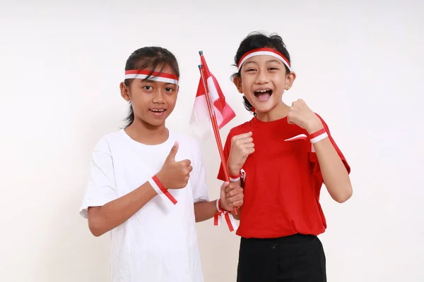 Twee Jonge Meisjes Vieren Onafhankelijkheidsdag Van Indonesië Augustus Binnenshuis Geïsoleerd — Stockfoto