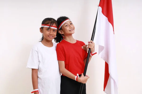 Dua Gadis Muda Merayakan Hari Kemerdekaan Indonesia Pada Tanggal Agustus — Stok Foto