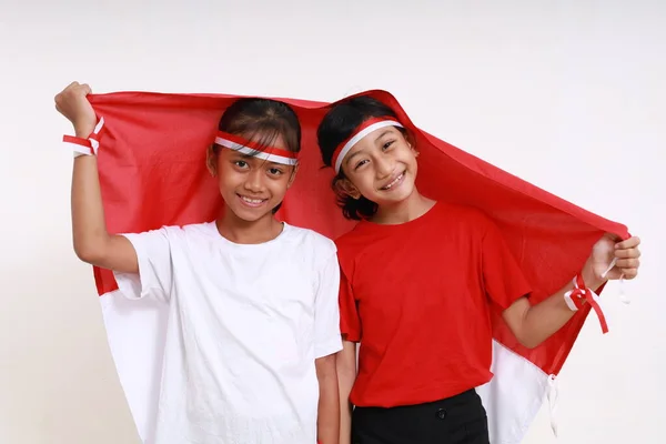 Duas Meninas Comemorando Dia Independência Indonésia Agosto Interior Isolado Branco — Fotografia de Stock