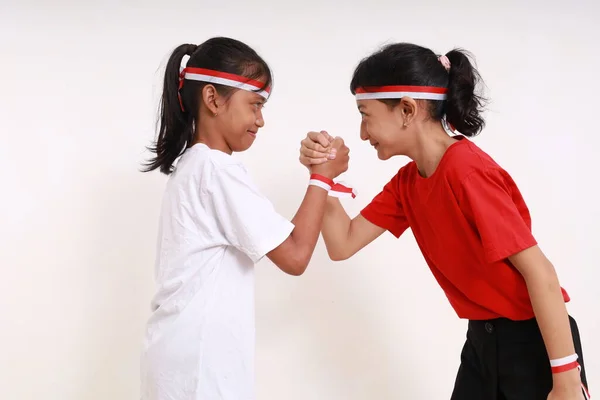 Duas Meninas Comemorando Dia Independência Indonésia Agosto Interior Isolado Branco — Fotografia de Stock