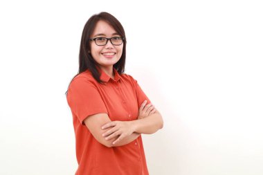 Asyalı kadın kameraya bakıp gülümsüyor.