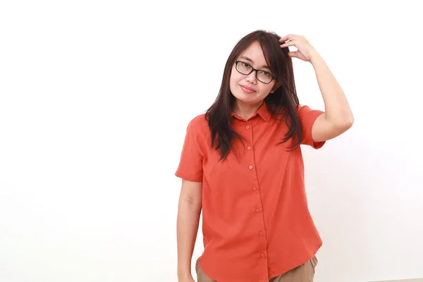 Confuso Jovem Asiático Mulher Enquanto Segurando Cabeça Isolado Branco — Fotografia de Stock