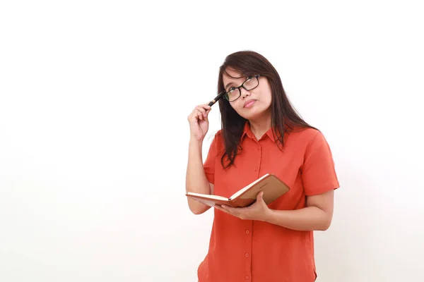 Mujer Asiática Está Pie Mientras Piensa Algo Para Escribir Sus — Foto de Stock
