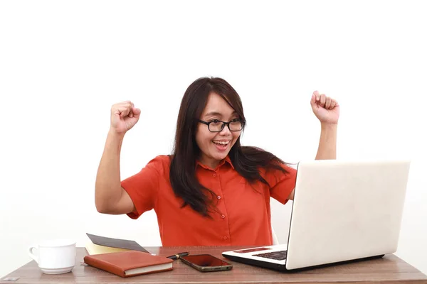 Femme Entrepreneuse Asiatique Excitée Obtenir Bonnes Nouvelles Son Ordinateur Portable — Photo