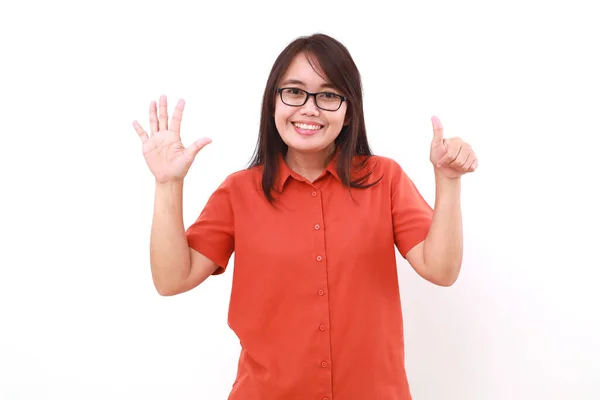 Mutlu Asyalı Kadın Altı Parmağını Gösterirken Ayakta Duruyor Beyazda Izole — Stok fotoğraf