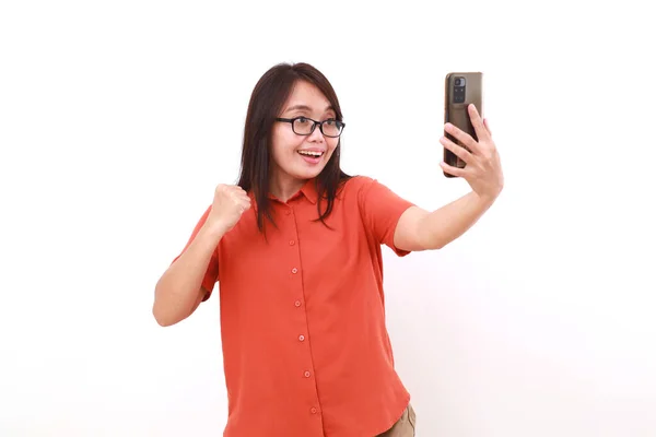 Elini Sıkarken Cep Telefonu Tutan Asyalı Kadın Şaşırdı Beyazda Izole — Stok fotoğraf