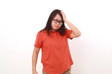 Başını tutarken ayakta duran Asyalı genç bir kadının portresi. Stresli, baş ağrısı kavramı