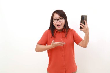 Cep telefonu tutan Asyalı kadının ifadesi. Beyazda izole edilmiş